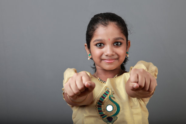 快乐的小女孩们展示着姿态图片下载