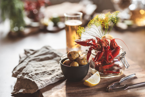 传统瑞典晚餐准备吃小龙虾图片下载