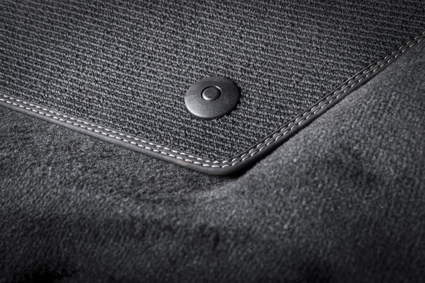 黑色纺织汽车垫与地板持有人在黑色汽车内饰图片下载