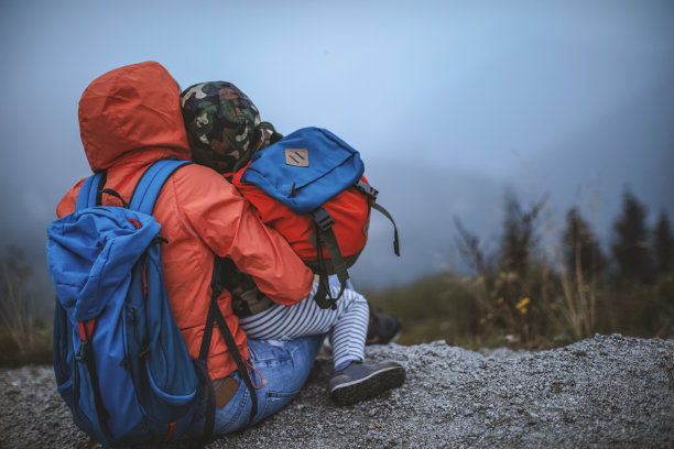 母亲和儿子在探索一座山图片下载