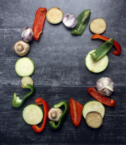 在黑色背景上混合切好的蔬菜图片下载