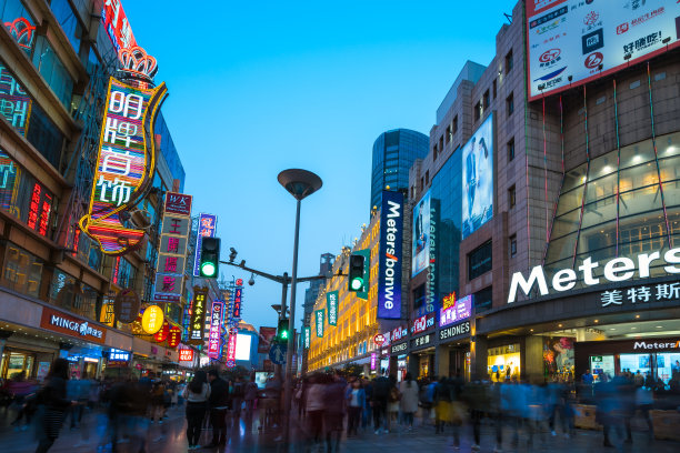 中国上海南京路商业街的黄昏景象。图片下载