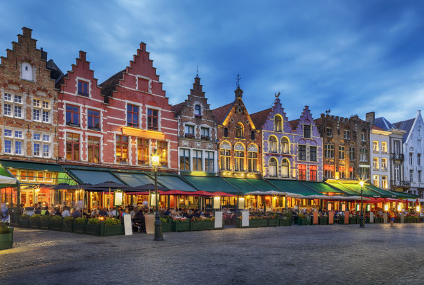 传统的彩色砖砌建筑在市场广场，比利时布鲁日图片下载