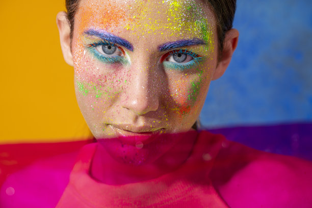 时尚女性肖像蓝眼睛色彩鲜艳的妆容图片下载