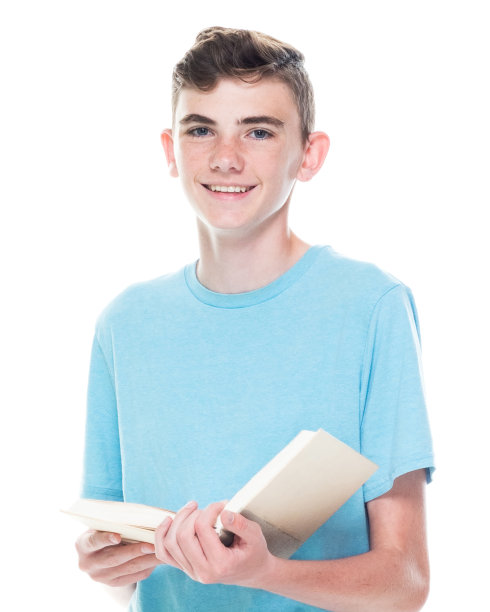 看镜头/正面/一个男人/一个人/一个十几岁的男孩/腰围12-13岁成年英俊的人白人男性/年轻男子学生/大学生/男孩/在白人背景前的十几岁的男孩图片下载