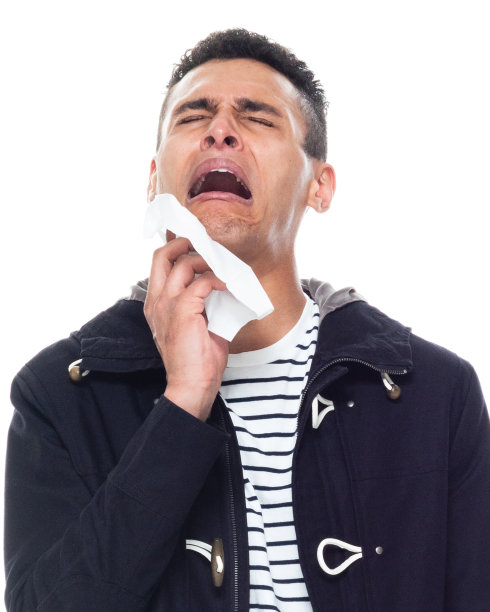 一个人/正面视图/腰部以上的20-29岁的成年人英俊的人/高个子非洲民族/非裔美国人种族的男性/年轻男子站在白色背景前，穿着夹克/暖和的衣服图片下载