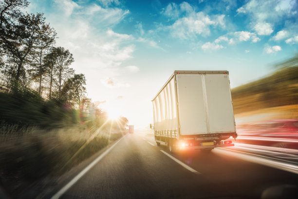 卡车在高速公路上行驶图片下载