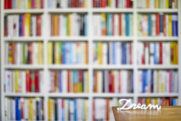 字梦在多色模糊的书图片下载