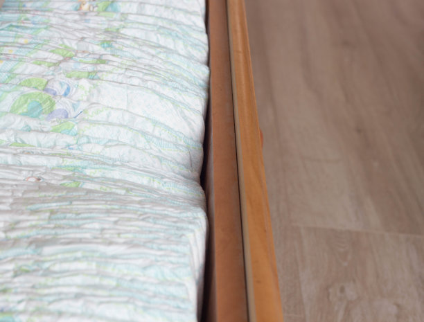 婴儿尿布在梳妆台，围巾和尿布图片下载