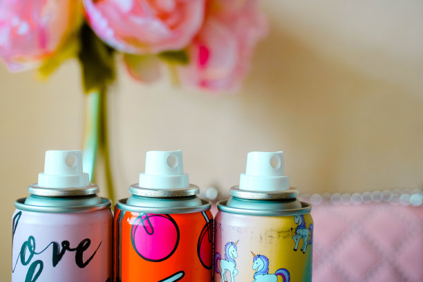 除臭剂喷嘴靠近彩色模糊的背景。图片下载