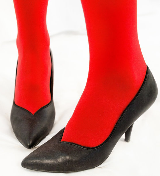 女人的腿在红色紧身衣和黑色高跟鞋图片下载
