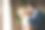 新娘和新郎。第一次会议。新婚夫妇站在室内靠窗的地方。图片下载