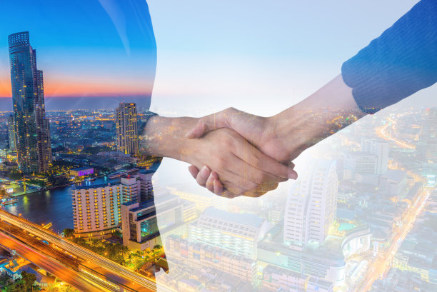 双重曝光商务握手和商务人士的处理理念与城市背景图片下载