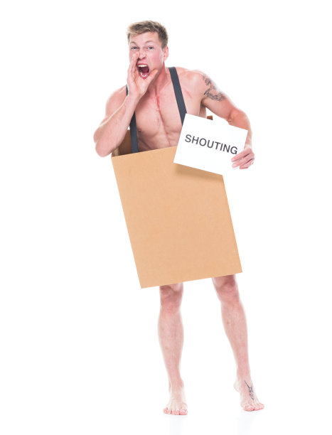 正面图片/全身/一个20-29岁的白人男性/年轻男子站在白色背景前，穿着背带，绝望/饥饿/贫穷/赤裸上身/大喊/尖叫/不高兴/侵略/愤怒图片下载