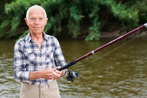 成熟男子垂钓河畔图片下载