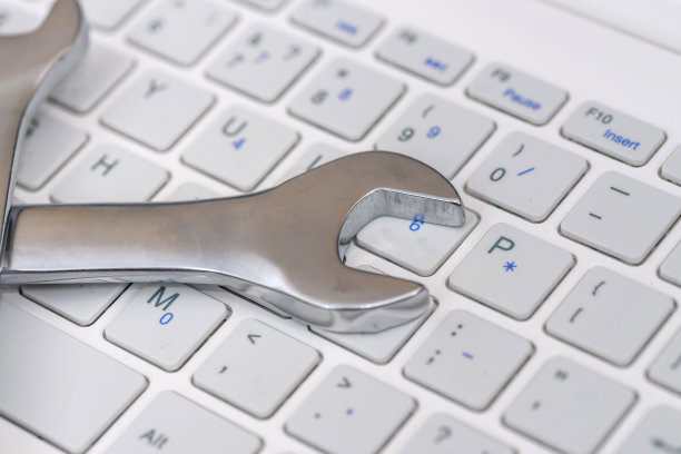 带钢制扳手的笔记本键盘图片下载