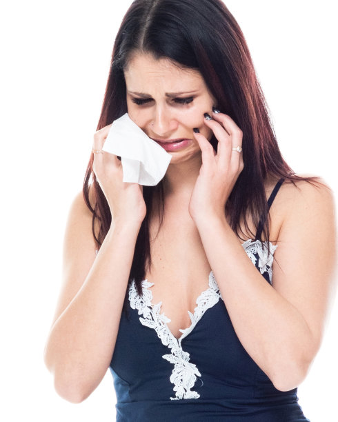 一个人/头像/ 30-39岁的成年人美丽的巴西种族/拉丁美洲和西班牙裔的女性/年轻女性站在白色背景穿着睡衣/睡衣/连衣裙/内衣/诱惑图片下载