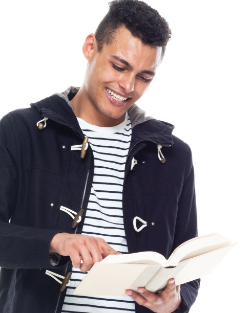 向下看/一个人/正面视图/腰部以上的20-29岁的成年人英俊的人/高个子非洲裔/非洲裔的男性/年轻男性学生/大学生站在白人背景前图片下载