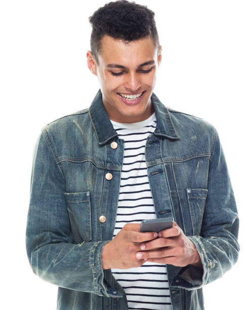 向下看/一个人/正面视图/腰部以上20-29岁的成年人英俊的人/高个子非洲民族/非洲裔美国人种族的男性/年轻男子站在白色背景穿着船鞋/牛仔夹克图片下载