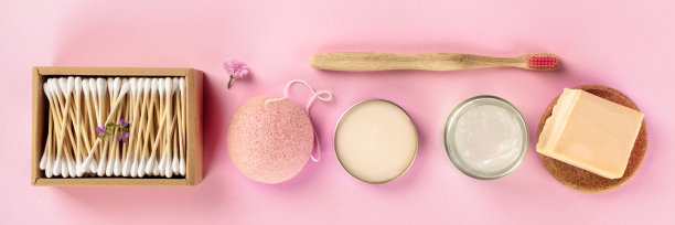 无塑料，零废弃化妆品，平躺在粉红色的背景上。竹牙刷，棉签，魔芋海绵，天然有机产品，全景照片图片下载