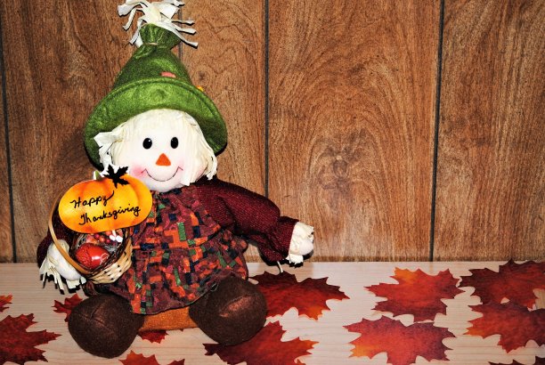 带着秋叶和篮子的感恩节稻草人快乐图片下载