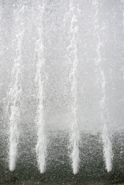 夏季城市喷泉。图片下载