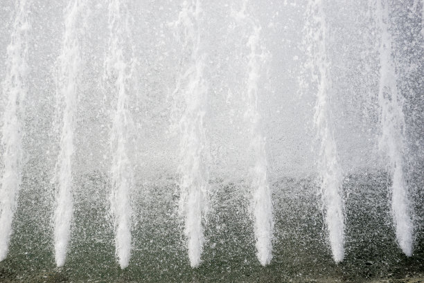 夏季城市喷泉。图片下载