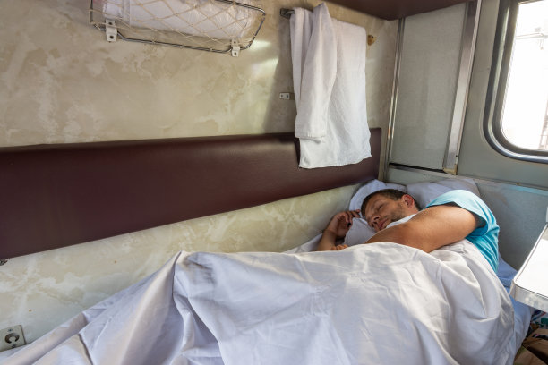 一个男人睡在火车车厢的最底层图片下载