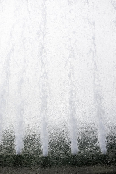 夏季城市喷泉。图片下载