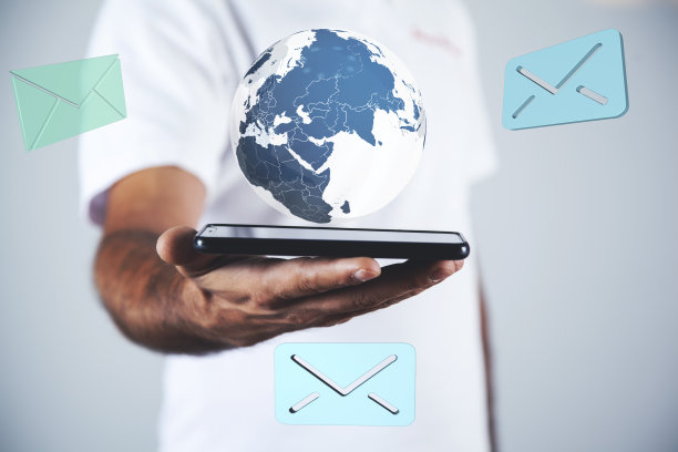 男人手持电话与信息标志图片下载