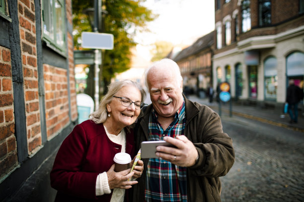 使用手机的老年夫妇图片下载