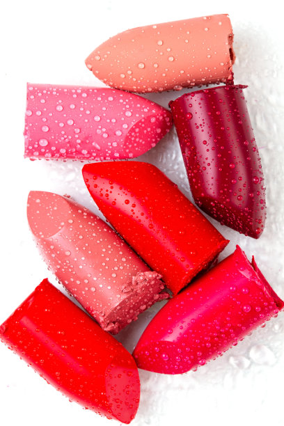 白色背景上破碎唇膏的收集。化妆师，美容院，美容博客概念图片下载