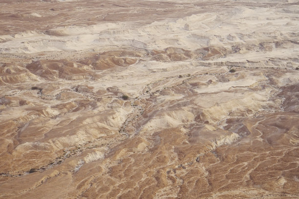 从马萨达要塞俯瞰犹太沙漠和死海图片下载