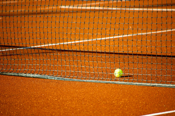 球场内的网球和网图片下载