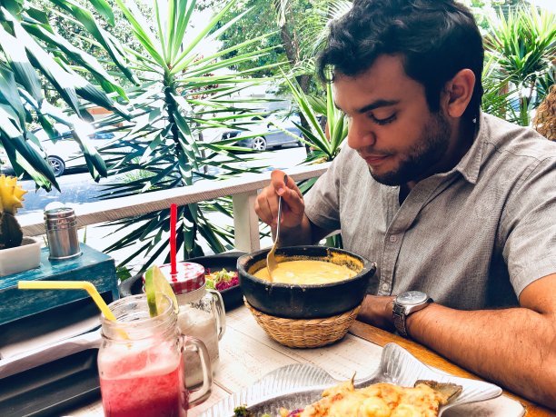一个在哥伦比亚餐厅吃饭的男人图片下载