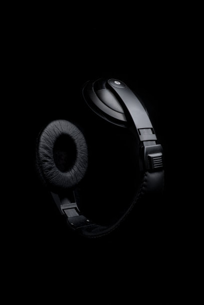 黑色背景的大耳机图片下载