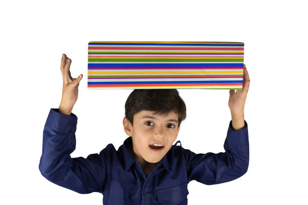 平衡……礼盒上的亚洲印度孩子的头，股票照片孤立在白色，有趣的表情图片下载