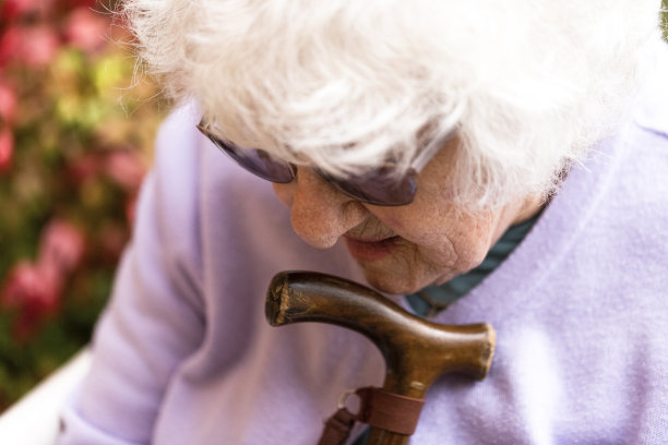 肖像美丽的妇女向下看，背景与复制空间图片下载