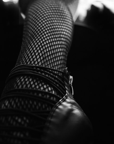 女士们穿着渔网袜和鞋子图片下载