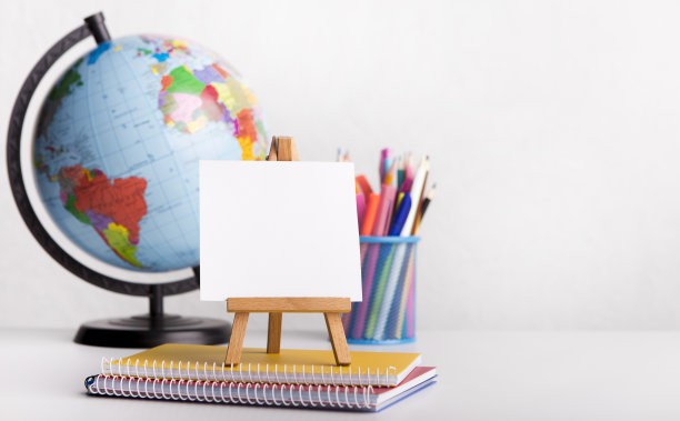 白色的小画架上有透明的纸和其他材料图片下载