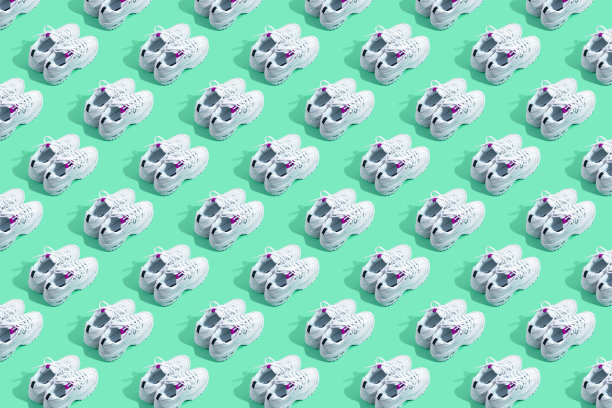 许多双运动鞋的颜色背景图片下载