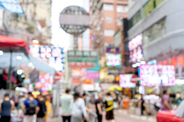 模糊的人走在街上的商业形象图片下载