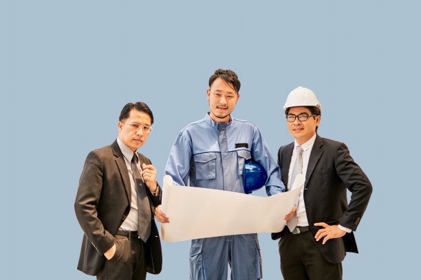 亚洲专业工程师作为一个团队一起工作的蜡笔和绘制蓝图的背景与复制空间图片下载