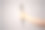 手里拿着麦克风的女人。图片下载