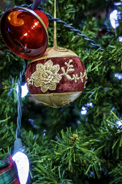 装饰圣诞节的小装饰品和挂在人造松树上的红色铃铛图片下载