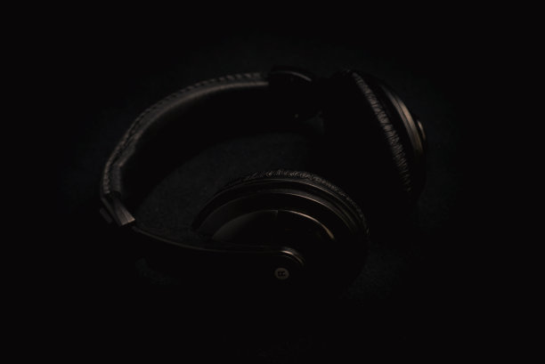 黑色背景的大耳机图片下载