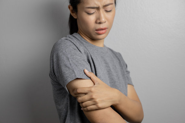 手臂疼痛的女人。图片下载