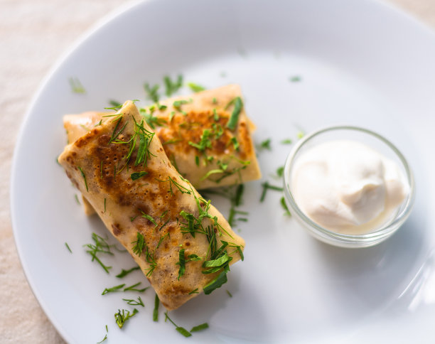 自制煎饼加馅和酸奶油图片下载