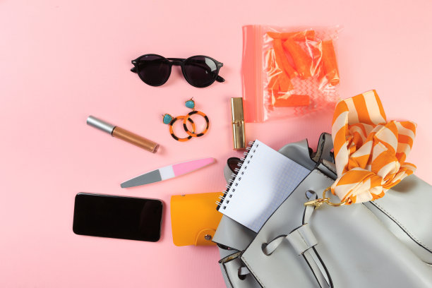 Top view of Women bag and lady stuff with copyspace on粉色背景图片下载