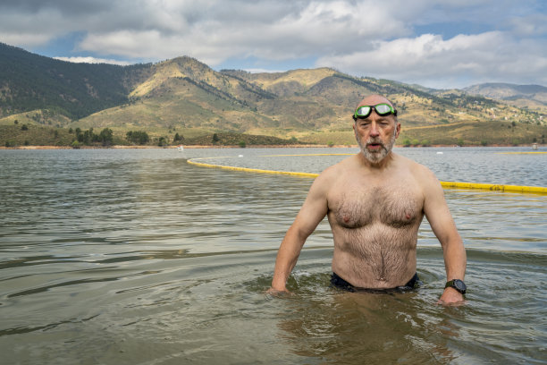 在开阔的湖水中游泳图片下载